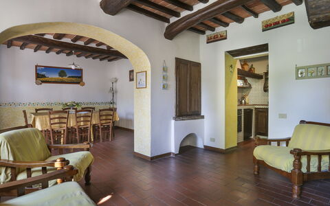 Girasole: Fotolijst, Meubilair, Eigendom, Bankstel, Tafel, Hout, Woonkamer, Gebouw, Flooring, Kamerplant
