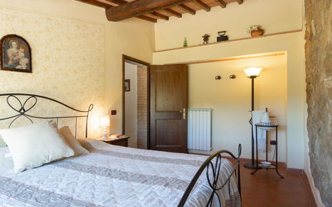 Il Sangiovese: Slaapkamer, Eigendom, Kamer, Bed, Gebouw, Meubilair, Interieur Ontwerp, Huis, Plafond, Bed Frame