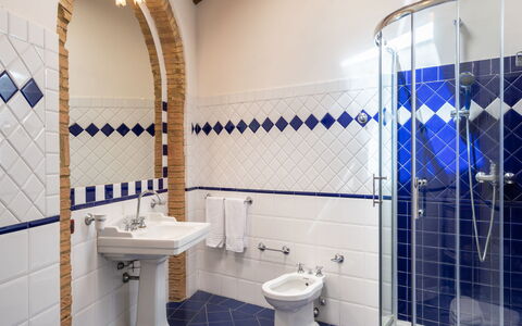 Il Sangiovese: Badkamer, Tegel, Eigendom, Kamer, Blauw, Architectuur, Toilet, Interieur Ontwerp, Loodgieterswerkinrichting, Gebouw