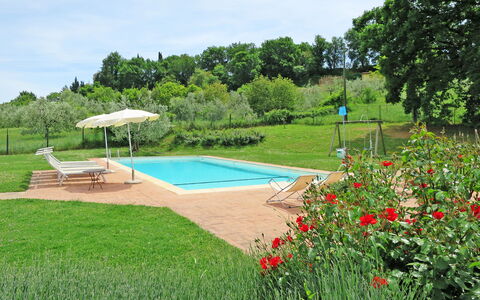 Le Fonti di Santa Lucia: Natuurlijk Landschap, Eigendom, Gras, Zwembad, Land Lot, Gazon, Werf, Backyard, Tuin, Landschap