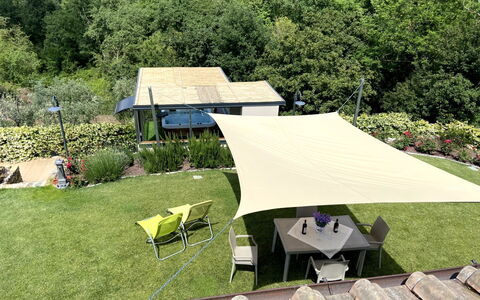 Pianelli: Fabriek, Plantengemeenschap, Meubilair, Tent, Tafel, Boom, Buitenmeubels, Schaduw, Land Lot, Stoel