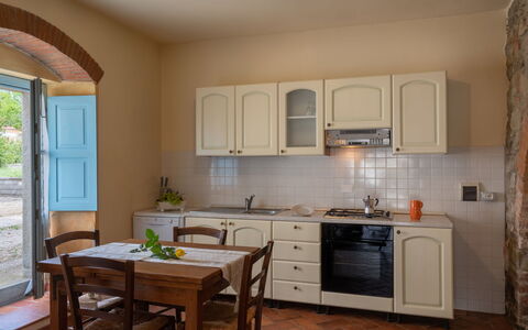 Santa Lucia: Countertop, Cabinetry, Meubilair, Kraan, Wastafel, Gootsteen, Venster, Keuken, Hout, Tafel