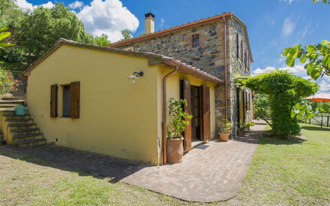 Podere Gabruccino: Wolk, Fabriek, Gebouw, Lucht, Eigendom, Venster, Boom, Huis, Deur, Land Lot
