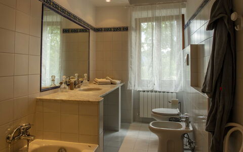 Laura: Spiegel, Eigendom, Wastafel, Loodgieterswerkinrichting, Kraan, Wastafel In De Badkamer, Badkamer, Gebouw, Interieur Ontwerp, Hout