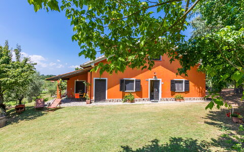 Podere Cerbaia (Smr100): Fabriek, Gebouw, Lucht, Venster, Natuurlijk Landschap, Boom, Huis, Land Lot, Schaduw, Wolk