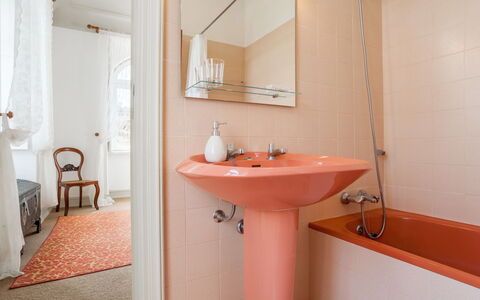 De Ferreira: Spiegel, Kraan, Wastafel, Wastafel In De Badkamer, Loodgieterswerkinrichting, Badkamer, Interieur Ontwerp, Architectuur, Purper, Hout