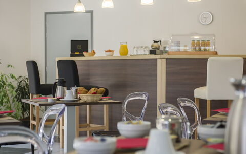 Les Eyzies de Tayac 602: Tableware, Eigendom, Meubilair, Keuken, Stoel, Tafel, Fabriek, Gebouw, Interieur Ontwerp, Verlichting
