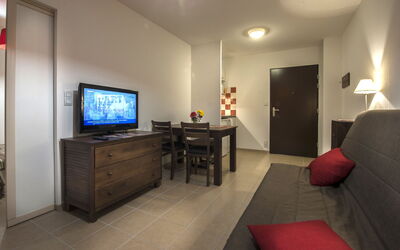 Les Clos du Rocher 602.2: Meubilair, Eigendom, Tafel, Comfort, Gebouw, Televisie, Interieur Ontwerp, Hout, Architectuur, Woonkamer