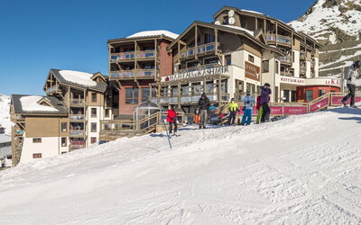 Val Thorens 929: Lucht, Fabriek, Gebouw, Eigendom, Venster, Boom, Helling, Land Lot, Huis, Stedelijk Ontwerp
