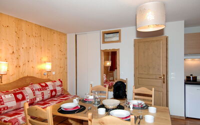Odalys Référence le Grand Panorama 1 606.9: Interieur Ontwerp, Meubilair, Kamer, Appartement, Plafond, Stoel, Keuken En Eettafel, Hardwood, Beits, Cabinetry