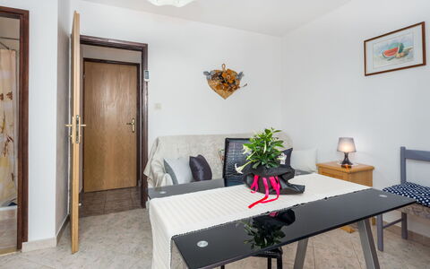 Poreč 649: Kamer, Eigendom, Meubilair, Interieur Ontwerp, Tafel, Gebouw, Onroerend Goed, Huis, Verdieping, Plafond