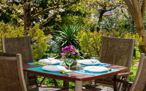 Krk Njivice 617: Meubilair, Tafel, Buitenmeubels, Stoel, Tableware, Buitentafel, Keuken En Eettafel, Eetkamer, Bloempot, Patio