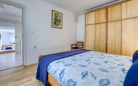 Krk Njivice 617: Meubilair, Interieur Ontwerp, Verdieping, Flooring, Bed, Slaapkamer, Kamer, Hout, Plafond, Laken