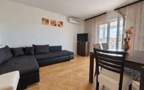 Krk Krk 669: Meubilair, Flooring, Interieur Ontwerp, Verdieping, Bankstel, Hout, Houten Vloer, Kamer, Plafond, Woonkamer