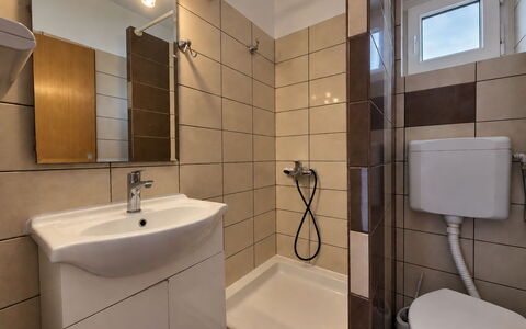 Krk Krk 669: Badkamer, Loodgieterswerkinrichting, Wastafel In De Badkamer, Flooring, Interieur Ontwerp, Verdieping, Wastafel, Toilet, Kraan, Kamer