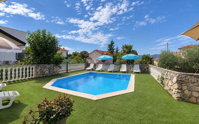 Krk Krk 669: Blauw, Zwembad, Toevlucht, Landscaping, Landgoed, Tuin, Schaduw, Buitenmeubels, Villa, Eco Hotel