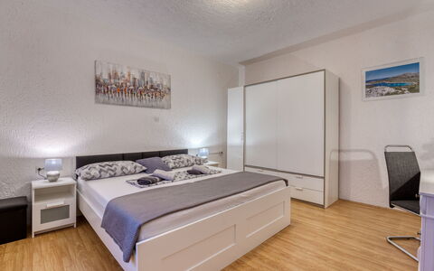 Senj 631: Bed, Slaapkamer, Interieur Ontwerp, Meubilair, Kamer, Bedding, Verdieping, Laken, Flooring, Plafond