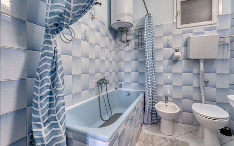 Senj 631: Blauw, Loodgieterswerkinrichting, Badkamer, Flooring, Interieur Ontwerp, Verdieping, Tegel, Loodgieter, Bad, Toilet
