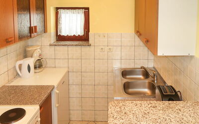 Dalibor 631.3: Bruin, Kraan, Wastafel, Loodgieterswerkinrichting, Countertop, Cabinetry, Venster, Gootsteen, Keuken, Hout