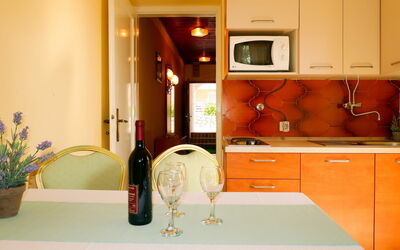 Ana 604.1: Countertop, Kamer, Keuken, Cabinetry, Oranje, Eigendom, Meubilair, Interieur Ontwerp, Geel, Tegel