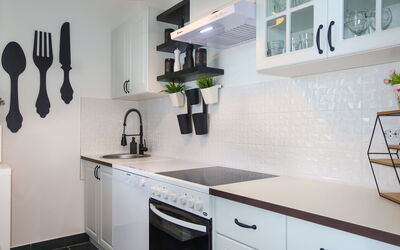 Kolic 605.1: Cabinetry, Countertop, Eigendom, Meubilair, Wit, Zwart, Keuken, Verlichting, Interieur Ontwerp, Gebouw