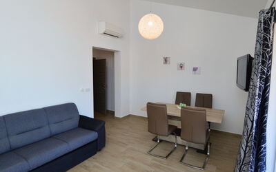 Lavanda 626.1: Meubilair, Bankstel, Gebouw, Comfort, Tafel, Hout, Interieur Ontwerp, Gordijn, Flooring, Woonkamer