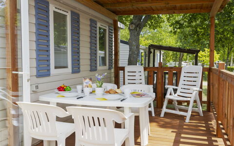 Balatonfüred 603: Hout, Veranda, Meubilair, Beits, Dek, Buitentafel, Keuken En Eettafel, Schaduw, Stoel, Buitenmeubels