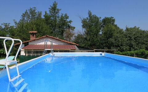 San Damiano D'Asti 603: Water, Lucht, Zwembad, Schaduw, Gebouw, Boom, Rechthoek, Huis, Hout, Samengesteld Materiaal