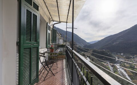 Casa dalla Mamma: Wolk, Lucht, Hout, Gebouw, Schaduw, Landschap, Hek, Bloempot, Leuning, Berg