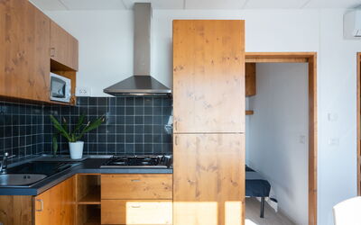 Mandorlo (Slr401) 640.2: Cabinetry, Meubilair, Gebouw, Countertop, Hout, Interieur Ontwerp, Toestel Van De Keuken, Stellingen, Verdieping, Keuken