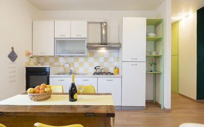 Coty (Imp522) 634.1: Cabinetry, Meubilair, Eigendom, Countertop, Tafel, Huishoudapparatuur, Toestel Van De Keuken, Keuken, Stoel, Hout