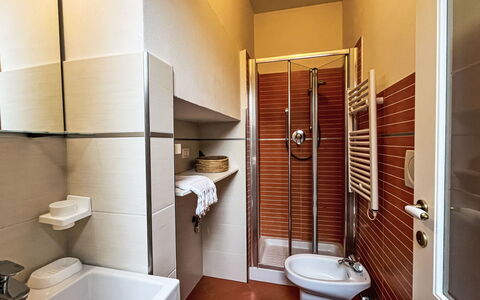 Gallesio (Flg213): Flooring, Interieur Ontwerp, Verdieping, Kamer, Plafond, Loodgieterswerkinrichting, Beits, Toilet, Ontwerp, Hardwood