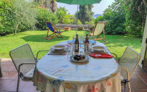 Lo Scoiattolo: Tafel, Fabriek, Meubilair, Eigendom, Tableware, Groen, Stoel, Buitentafel, Natuur, Plantkunde