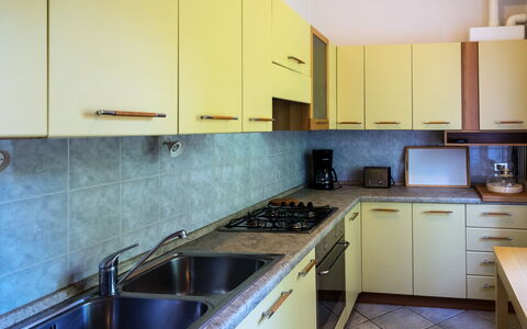 Del Sole: Countertop, Eigendom, Kamer, Keuken, Cabinetry, Meubilair, Geel, Gebouw, Interieur Ontwerp, Huis
