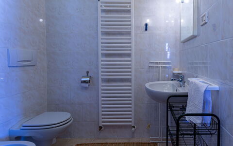 Gravedona 720: Badkamer, Kamer, Eigendom, Tegel, Loodgieterswerkinrichting, Muur, Verdieping, Toilet, Architectuur, Interieur Ontwerp