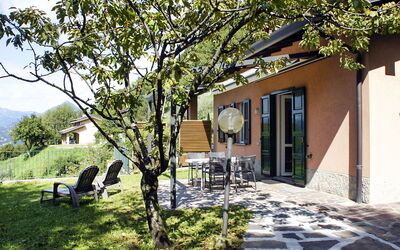 Varenna 618: Fabriek, Eigendom, Gebouw, Blad, Boom, Azure, Schaduw, Venster, Land Lot, Lucht
