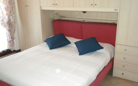 Lazise 716: Slaapkamer, Bed, Meubilair, Kamer, Eigendom, Matras, Bed Frame, Laken, Bedding, Interieur Ontwerp