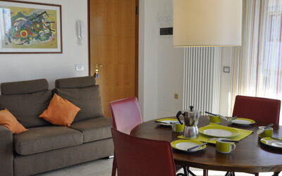 La Madonnina 717.4: Tafel, Meubilair, Eigendom, Gebouw, Bankstel, Comfort, Fotolijst, Hout, Interieur Ontwerp, Woonkamer