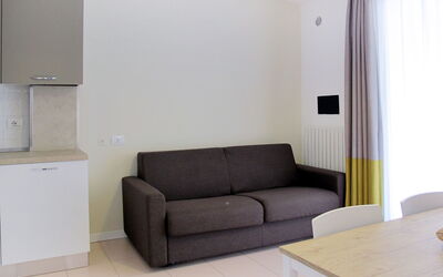 Lugana Marina (Sir450) 623.1: Meubilair, Kamer, Eigendom, Interieur Ontwerp, Verdieping, Bankstel, Slaapbank, Woonkamer, Gebouw, Muur