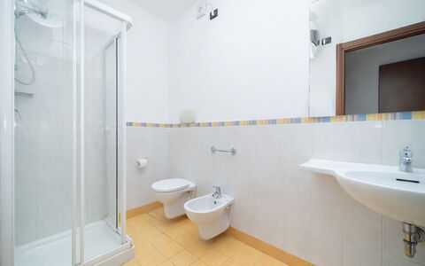 Moniga del Garda 653: Flooring, Verdieping, Interieur Ontwerp, Loodgieterswerkinrichting, Plafond, Wastafel In De Badkamer, Badkamer, Kraan, Kamer, Wastafel