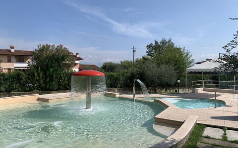Moniga del Garda 653: Water, Lucht, Wolk, Watervoorraden, Eigendom, Boom, Zwembad, Fabriek, Vrije Tijd, Samengesteld Materiaal