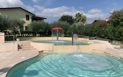 Moniga del Garda 653: Water, Wolk, Lucht, Eigendom, Zwembad, Azure, Zwemwater, Boom, Fabriek