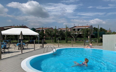 Moniga del Garda 654: Water, Wolk, Lucht, Eigendom, Zwembad, Azure, Zwemwater, Vrije Tijd, Aqua, Pret