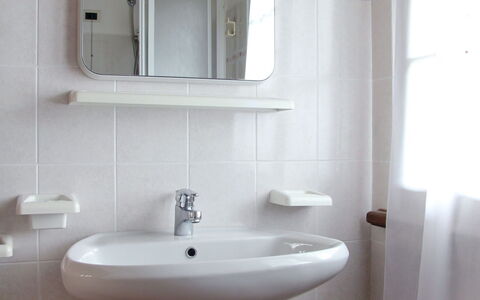 Tremosine 651: Badkamer, Eigendom, Kamer, Kraan, Toilet, Loodgieterswerkinrichting, Wastafel, Wastafel In De Badkamer, Tegel, Interieur Ontwerp