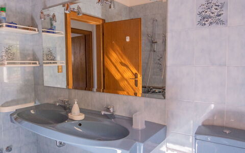 Brenzone 653: Spiegel, Kraan, Loodgieterswerkinrichting, Wastafel In De Badkamer, Wastafel, Eigendom, Gebouw, Badkamer, Hout, Countertop
