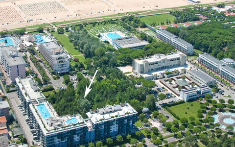 Bibione 626: Gebouw, Dag, Fabriek, Natuur, Infrastructuur, Land Lot, Stedelijk Ontwerp, Boom, Buurt, Blok Van De Toren