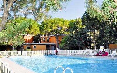 Bibione 629: Zwembad, Eigendom, Vrije Tijd, Toevlucht, Onroerend Goed, Gebouw, Recreatiecentrum, Vakantie, Huis, Boom
