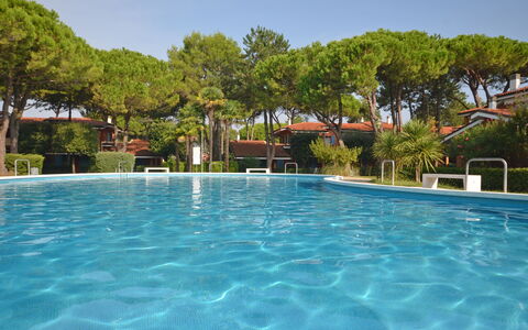 Bibione 631: Water, Lucht, Fabriek, Zwembad, Boom, Huis, Gebouw, Badplaats, Buitenmeubels, Arecales