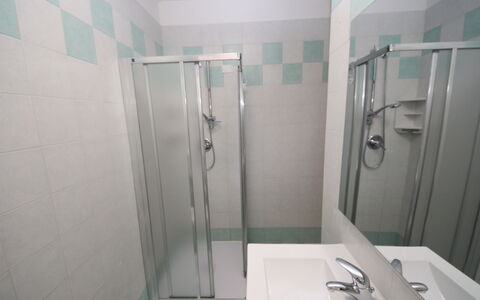 Rosolina Mare 648: Deur Van De Douche, Eigendom, Loodgieterswerkinrichting, Spiegel, Douchekop, Douche, Douchestang, Badkamer, Architectuur