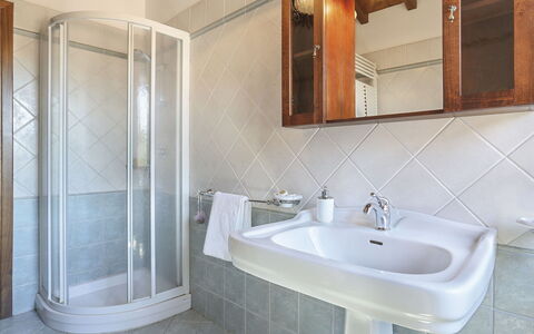 Castelnuovo di Garfagnana 640: Badkamer, Eigendom, Kamer, Tegel, Kraan, Loodgieterswerkinrichting, Bad, Interieur Ontwerp, Muur, Architectuur